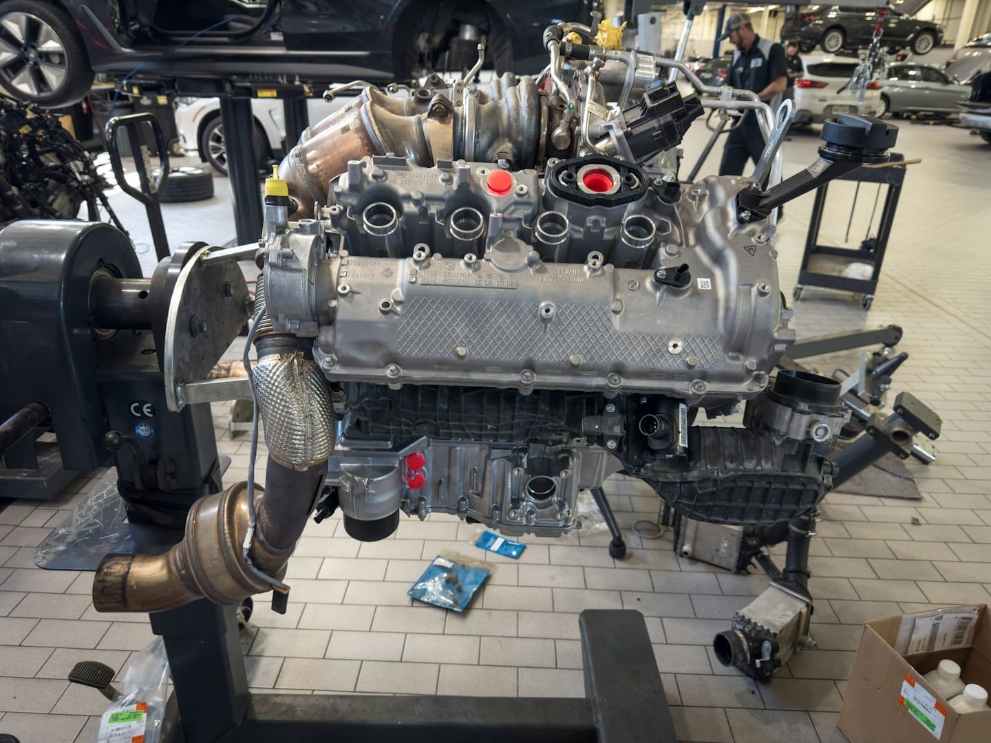 Tamirhanede bir stand üzerinde demonte edilmiş motor.